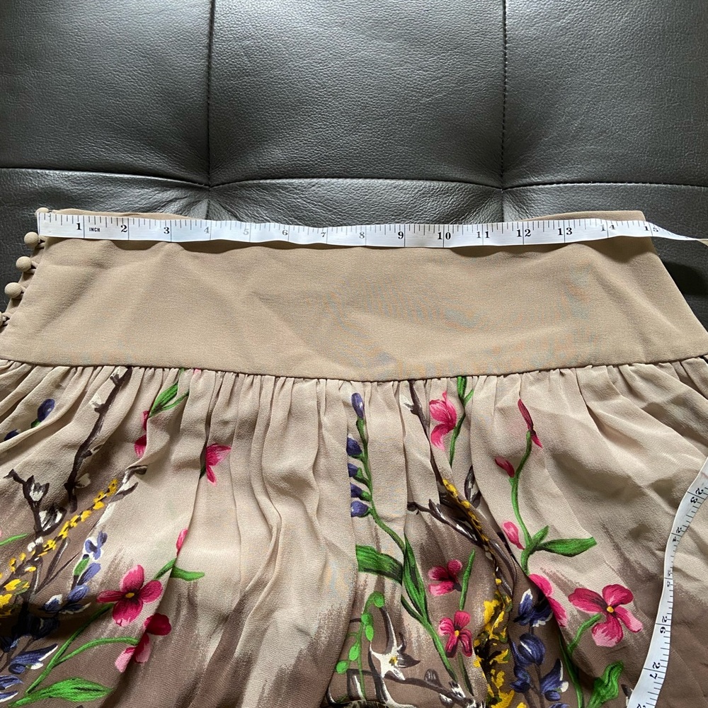 BCBG MAXAZRIA skirt size 4 
Used in good condition 
See pictures for details - Picture 8 of 10